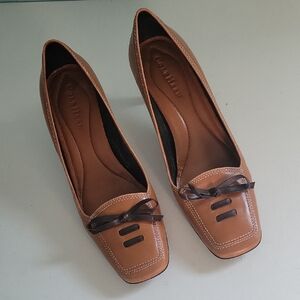 COLE HAAN BOW TIE SLIP ON HEELS  8  TAN/BROWN